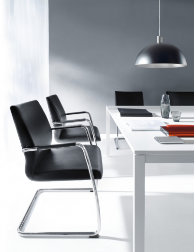 Freischwinger mit hoher Rckenlehne