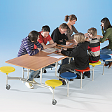 fahrbarer Klapptisch mit integrierten Sthlen