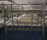 Etagenbett mit Drahtverstrebungen