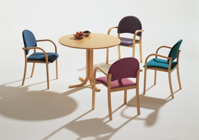 Holzstuhl mit Sitz- und Rckenpolster