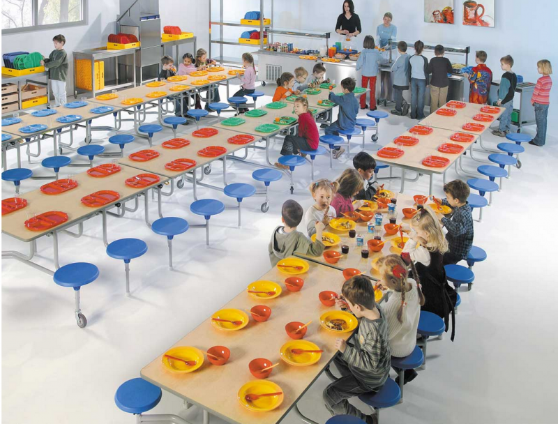 fahrbarer Klapptisch mit integrierten Sthlen