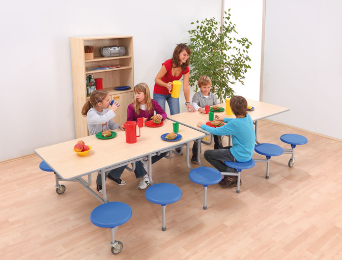 fahrbarer Klapptisch mit integrierten Sthlen